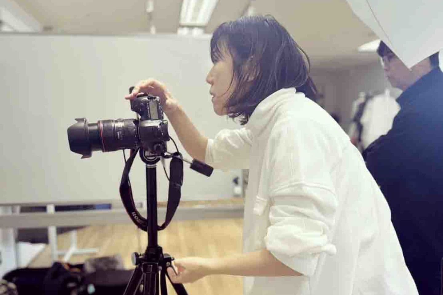 写真撮影中のカメラマン山﨑美蔓