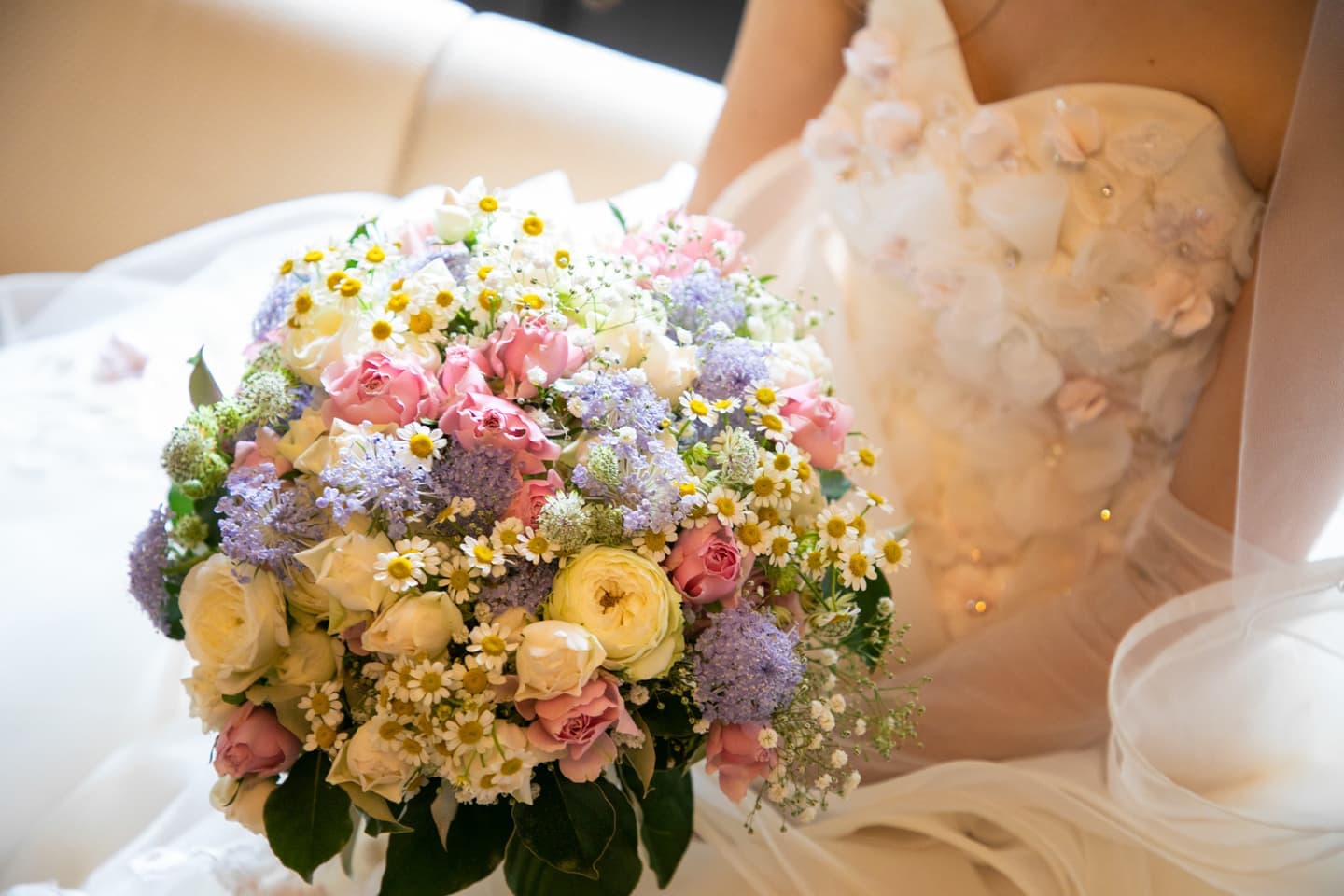 結婚式のブーケを持つ花嫁の写真・カメラマン山﨑美蔓