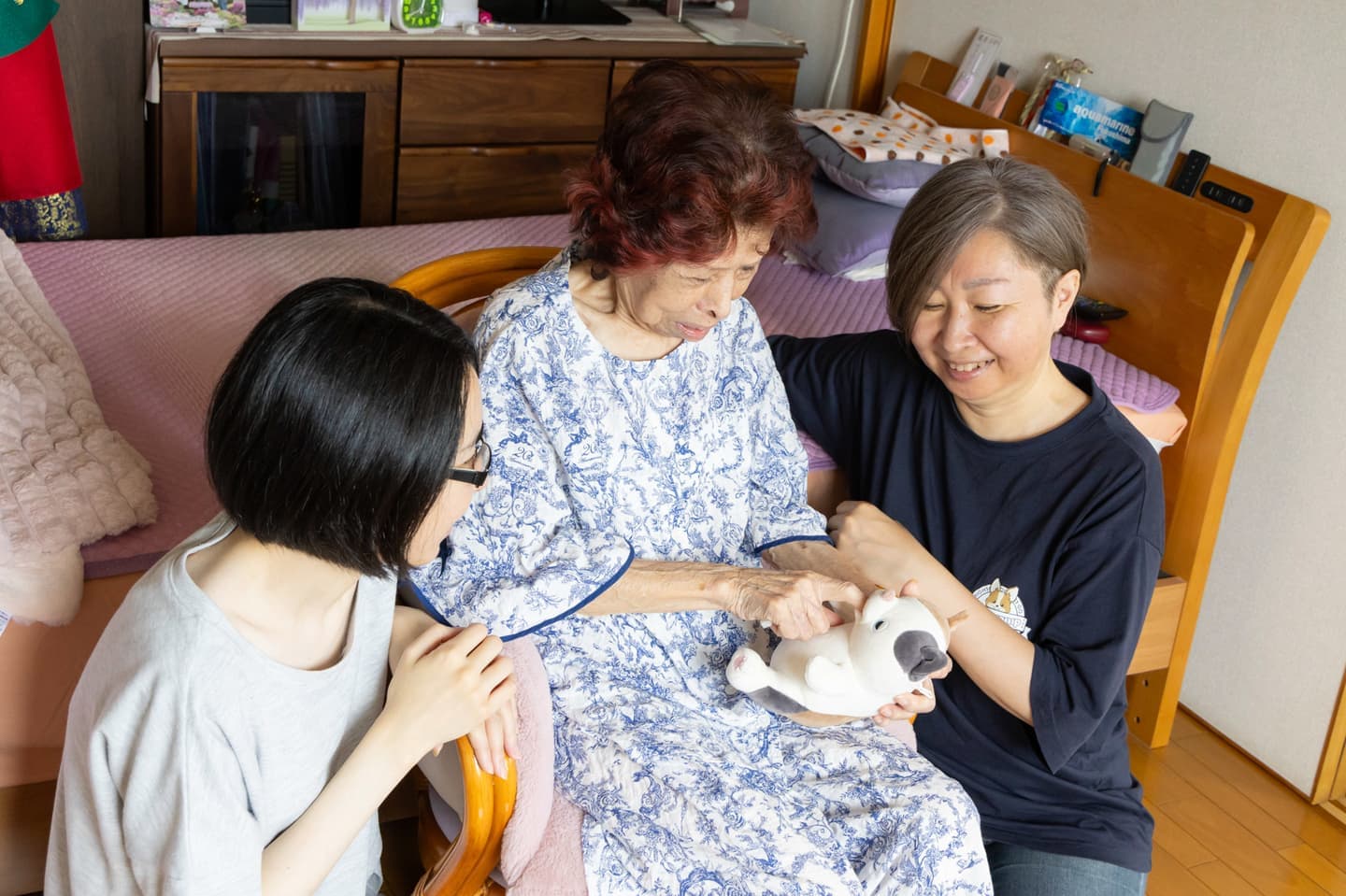 家族に見守られるお婆ちゃんの写真・カメラマン山﨑美蔓