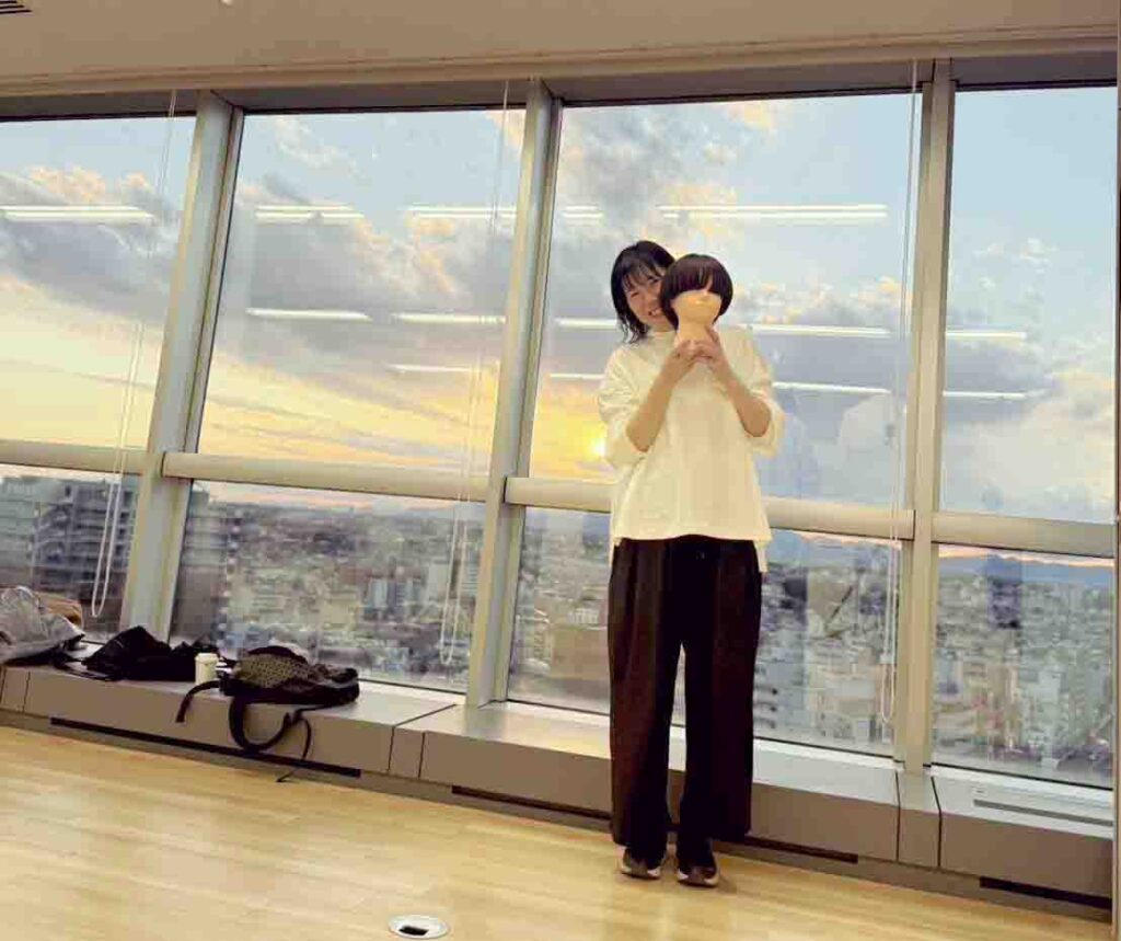 ソンさんに撮ってもらいました。スタジオからは富士山が見える良い風景。この日は夕陽が綺麗でした。撮影後のウィッグと共に👩